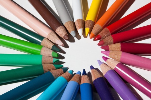 colored pencils in a circle